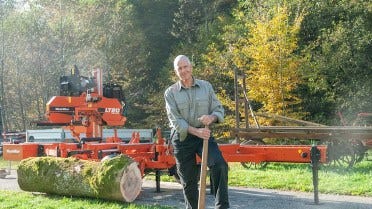 En pensionerad ingenjör sågar sitt eget virke och tillverkar möbler i de franska Alperna 