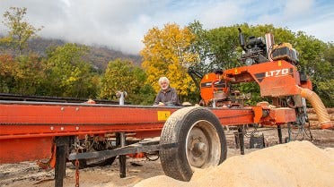 Att såga i de franska Alperna med ett mobilt Wood-Mizer LT70-sågverk 
